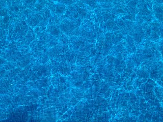 Fondo y textura del reflejo de la Luz solar en el agua de una piscina