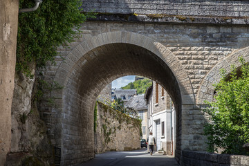 住宅街の小さなトンネル