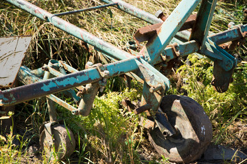 Stara zniszczona maszyna rolnicza