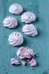 Obraz na płótnie Canvas pink meringues cookies