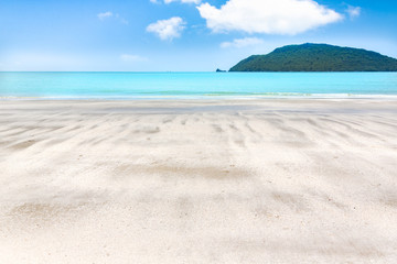 Fototapeta na wymiar White sand beach and beautiful sea in Thailand