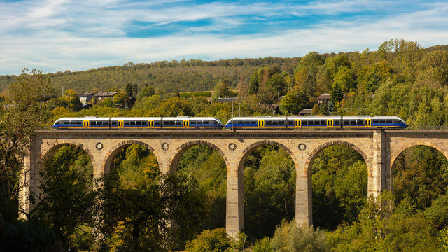 Der Viadukt von Altenbeken in Ostwestfalen mit einer Regionalbahn