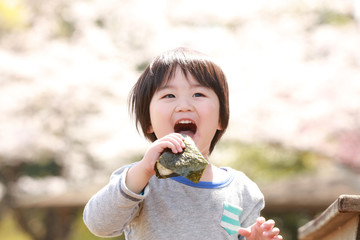 食事する男の子
