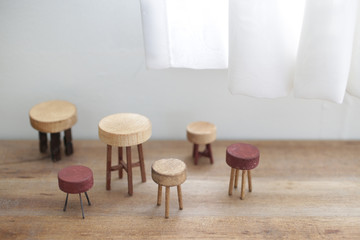 カーテン越しに光がさす窓辺にある本やインテリアの模型