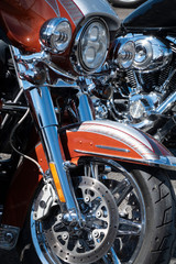 detalles brillantes de motos como faros , depósito de gasolina