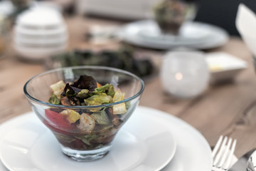 Frischer Salat in Glasschüssel
