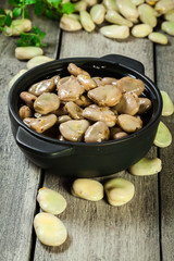 Broad beans stewed with onion and oregano