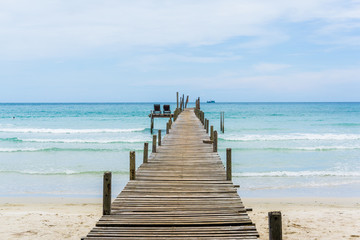 Obraz premium Wooden pier pathway to sea beach