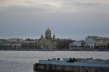 Naklejka premium A cathedral behind the river