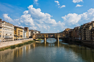 Obraz premium Ponte Vecchio bridge and architecture along river Arno in Florence, Tuscany, Italy