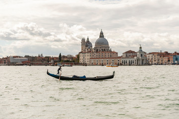 Una gondola di venezia