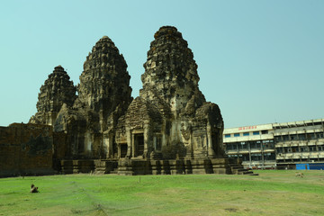 Affentempel und Affen in Lopburi, Thailand