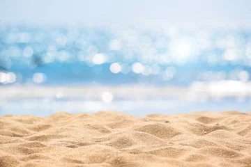 Fototapete Seascape abstrakten Strand Hintergrund. Unschärfe Bokeh Licht von ruhigem Meer und Himmel. Konzentrieren Sie sich auf Sandvordergrund. © jakkapan