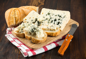 Aperitivo de queso azul