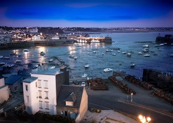 Port de peche la nuit marée basse