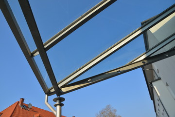 Glas-Vordach an einem Bürogebäude