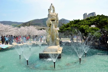 Fountain in the park in Dalian, China. - obrazy, fototapety, plakaty