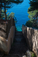 escalinata al mar mediterráneo 