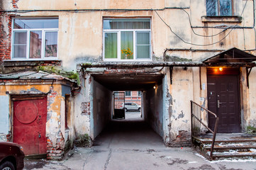 Naklejka premium part of a house with a square arch in the downtown of Saint Petersburg