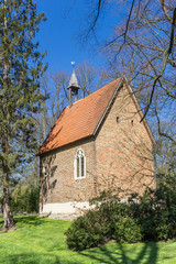 Fototapeta na wymiar Little chapel at the Burg Vischering in Ludinghausen, Germany