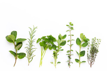 Naklejka premium Ziołowa przyprawa na białym tle. Widok z góry.