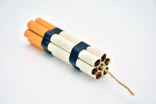 Cigarrillos de tabaco formando un paquete de dinamita