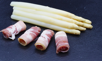 Biale szparagi zawiniete w boczek, dieta ketogeniczna