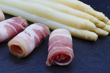 Biale szparagi zawiniete w boczek, dieta ketogeniczna