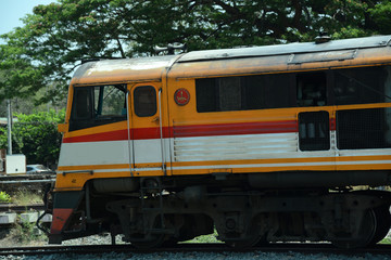 Bahnstation und Zug in Lopburi, Thailand