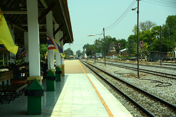Fototapeta premium Bahnstation und Zug in Lopburi, Thailand