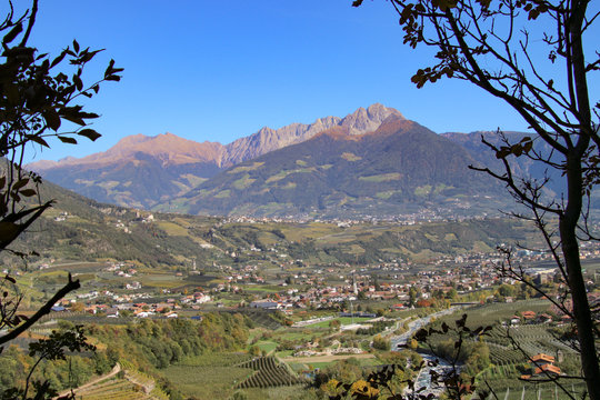 Algund, Dorf Tirol mit Hirzer und Ifinger