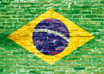 Flaga Bryzyli  namalowana na murze z cegieł - obrazy, fototapety, plakaty