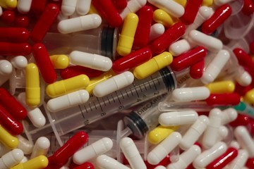 capsule di farmaci e siringhe