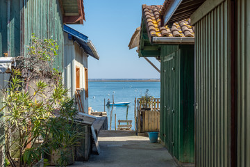 BASSIN D'ARCACHON (France), cabanes ostréicoles face à l'île aux oiseaux