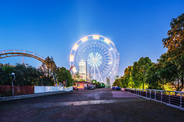 Roller coasters and ferris wheels in amusement parks。