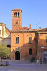 chiesa e campanile a monza in italia