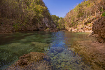 Obraz premium Lagoon sightseeing destination kinatarkan Island with crystal clear water and a rocky terrain a calm lagoon water at this viewpoint of kinatarkan