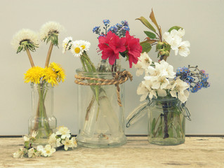 composition de fleurs printanières dans vases déco