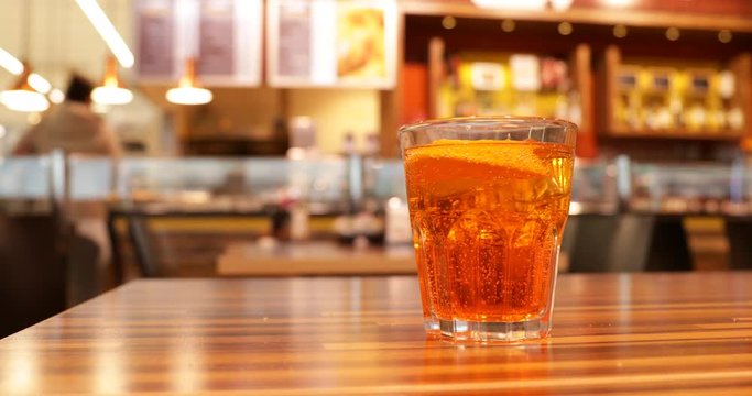 Aperitivo e patatine al bar   	