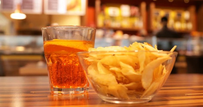 Tavolo del bar con aperitivo e patatine	