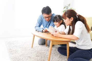 子どもに教育をする両親