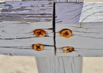 Vier Schrauben im Holz