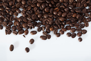 Obraz premium Coffee beans on white surface
