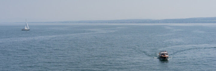 Motorboot und Segelboot auf dem Bodensee