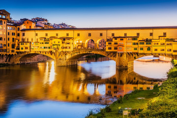 Obraz premium Florence, Italy. Ponte Vecchio bridge over Arno river at twilight.