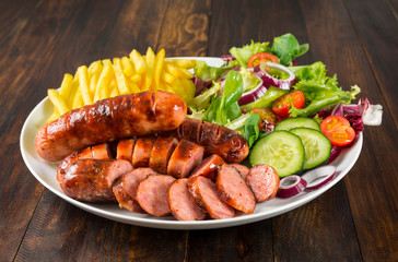 Chorizo barbacoa con patatas y ensalada