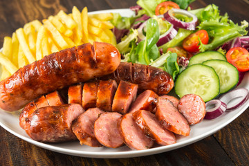 Chorizo barbacoa con patatas y ensalada