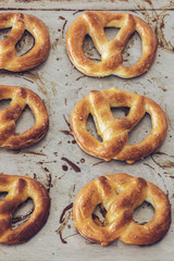 Pretzels caseros con sal listos para comer, sobre hoja de metal