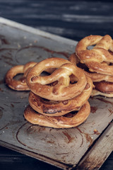 Pretzels caseros con sal listos para comer, sobre hoja de metal