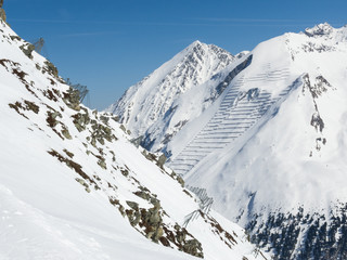 Fototapeta na wymiar Lawinenverbauung im oberen Zillertal - überlebenswichtig für den Ort Hintertux, Touristen und Wintersportler 